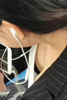 公车上听歌的小姐姐