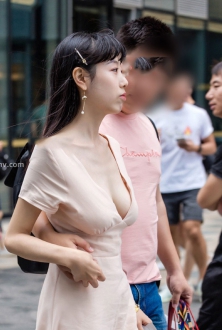 街拍修身连衣短裙美女图片