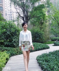 拍照喜欢露沟沟的美少妇