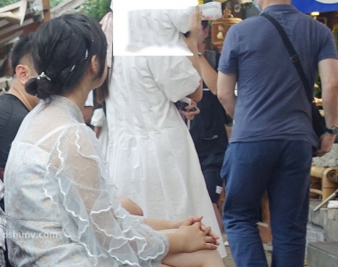 街拍步行街的蕾丝长裙美女图片