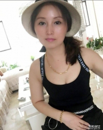 40岁的熟女身材皮肤保持的很好，睡衣也有品味