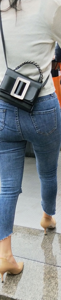 街拍蓝色长腿牛仔热裤美女图片