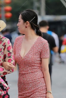 街拍粉色印花连衣裙美少妇图片