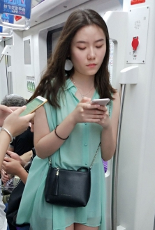 地铁上白嫩的少女