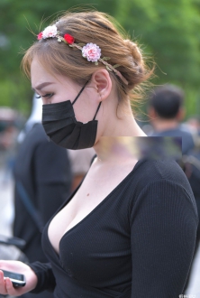 丰满白嫩的少妇v字形低胸装性感惹人眼