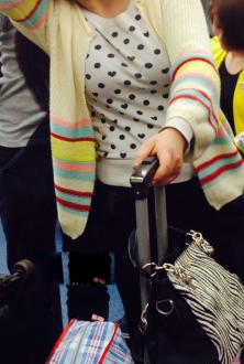地铁偷拍挤在车厢中间的女人