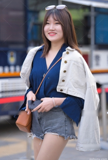 街拍北京美女图片：性感的牛仔热裤大长腿美女