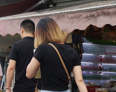 街拍牛仔热裤美腿美臀美女图片