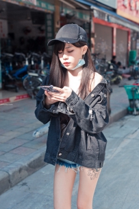 超短牛仔裤美少妇极品大长腿高跟涂鸦