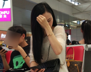 T拍候车中的大长腿美女图片