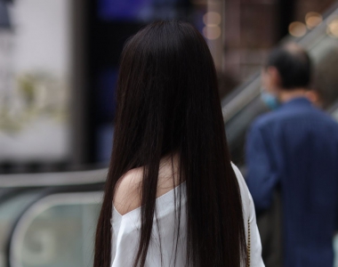 街拍白色连衣短裙美女图片身材高挑