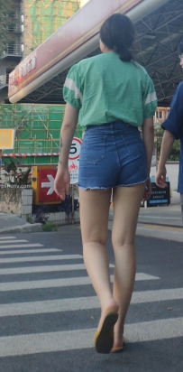 街拍蓝色牛仔热裤美女图片