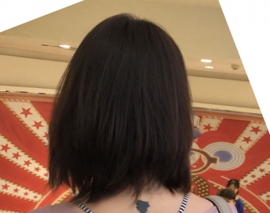 街拍粉色运动裤美女图片美臀诱惑