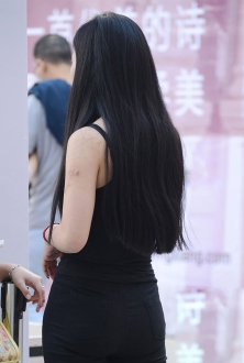 街拍黑色牛仔裤美女身材火辣