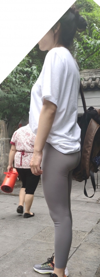 白色T恤配灰色运动裤,她的衣品真是太好了!美女图片3