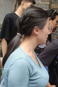 街拍丰满经典蓝色牛仔裤美女穿搭