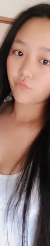 丰满白色背心美女自拍图片