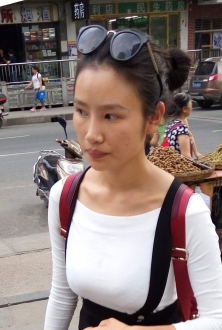 背上的双肩包把胸部裹得更丰满了