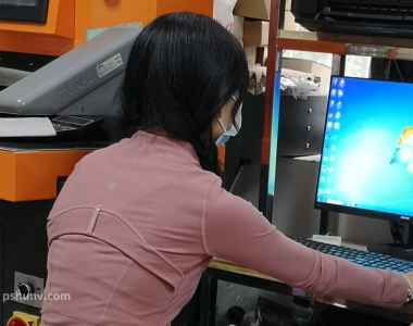 街拍饭店里的黄色运动裤紧身裤瑜伽裤美女