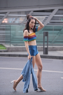 雨中漫步的热裤美少妇