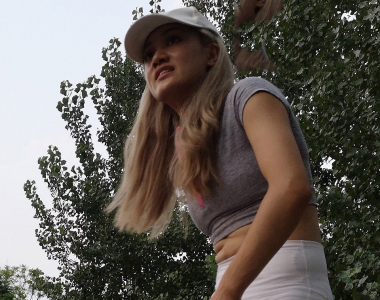 羡煞旁人的时尚美女身材白色运动短裤让路人心驰神往