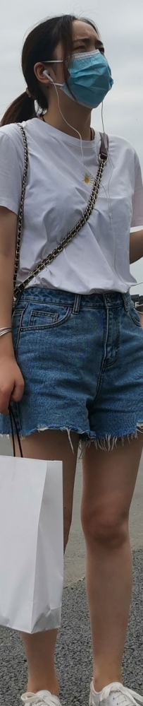 牛仔短裤美少女