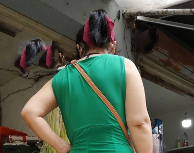 街拍时尚穿搭性感绿色连衣裙美臀美女写真