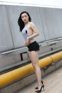 街拍CC性感热裤美女