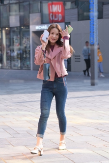 北京太古里街拍穿九分牛仔裤的美女