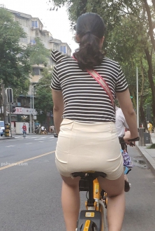 骑摩拜单车的短裙美女姐姐