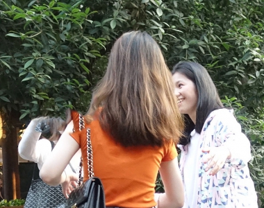 街拍蓝色牛仔短裤美臀美女写真旅拍照片