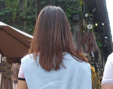 街拍白色热裤美腿美女图片