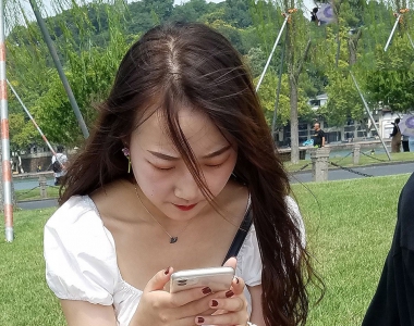 街拍蓝色牛仔热裤美腿美女图片3