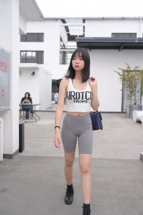 街拍旅拍灰色紧身瑜伽裤MM性感身材