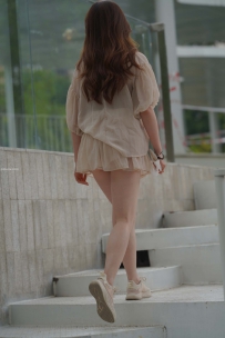 米黄色短裙女孩