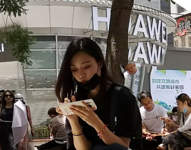 街拍牛仔热裤美腿美女图片-8