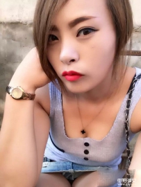 少妇喜欢穿小背心，穿黑色的内衣就显得多余了