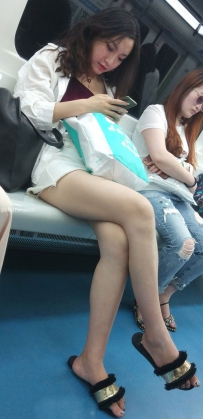 白色衬衫配白色短裙美女图片