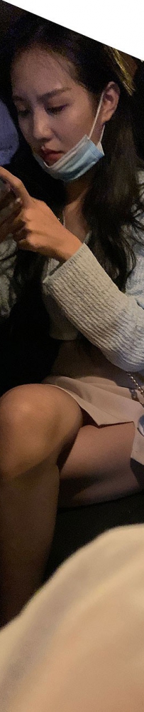 顺风车米色套裙美女图片