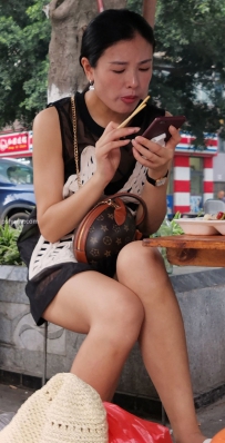 浅蓝色运动裤美女图片