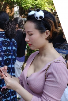 街拍粉色连衣长裙美女图片2