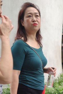 藏青色短袖配黑色长裤美女图片