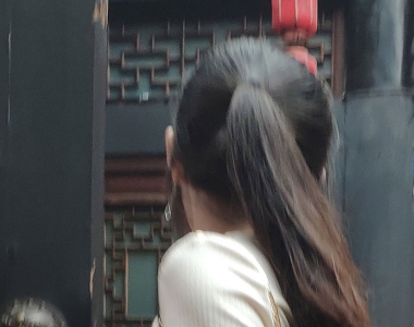 街拍时尚穿搭白色休闲长裤美女图片