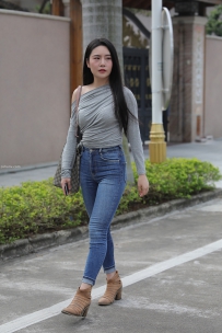 极品居家紧身牛仔裤美少妇高清自拍写真