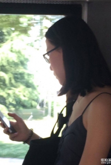 虽然不丰满，但是吊带很性感