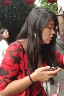街拍深红色印花长裙美女图片