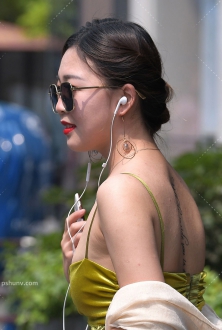 金边墨镜配真丝吊带裙美女