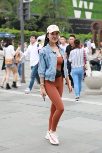 棕红色瑜伽裤美少妇