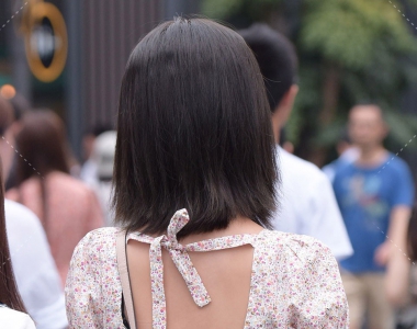 街拍穿搭花短袖牛仔热裤美女图片