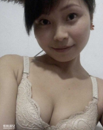 居家少妇白色蕾丝花边内衣自拍